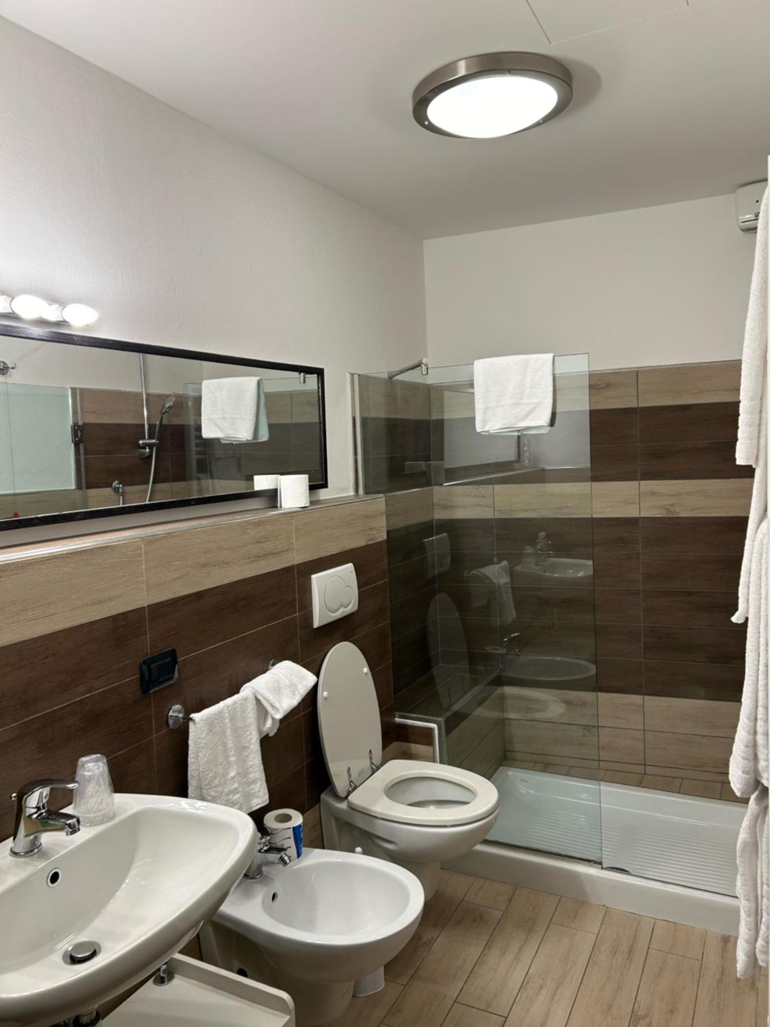 Menaggio Down Town Apartment Екстериор снимка